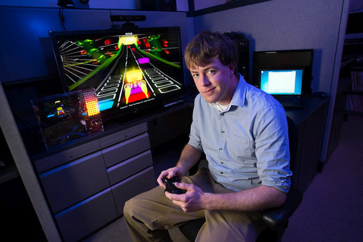 Кори Макколл и его игровой контроллер с функцией оценки эмоционального  состояния (фото: nytimes.com).