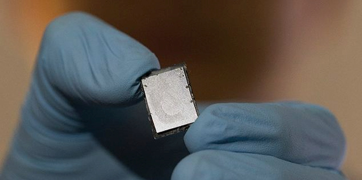 Образец материала со свойствам ионистора повышенной ёмкости и прочности (фото: wonderfulengineering.com).