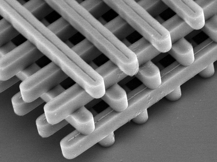Структура простейшего фотонного кристалла (электронная микроскопия: Sandia National Labs).