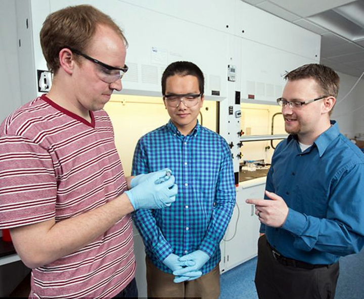 Кэри Пинт (справа) обсуждает результаты испытаний нового ионистора с сотрудниками лаборатории наноматериалов (фото: vanderbilt.edu).