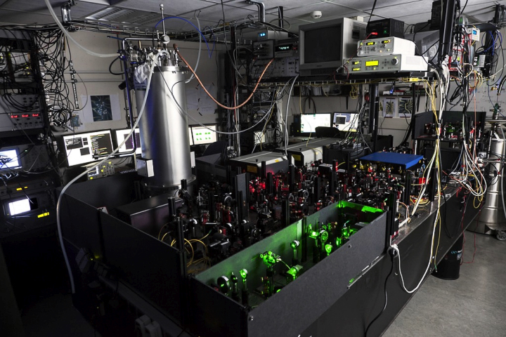 Экспериментальная установка для квантовой телепортации в Делфтском технологическом университете. Низкотемпературные камеры видны в её дальних углах (фото: phys.org).