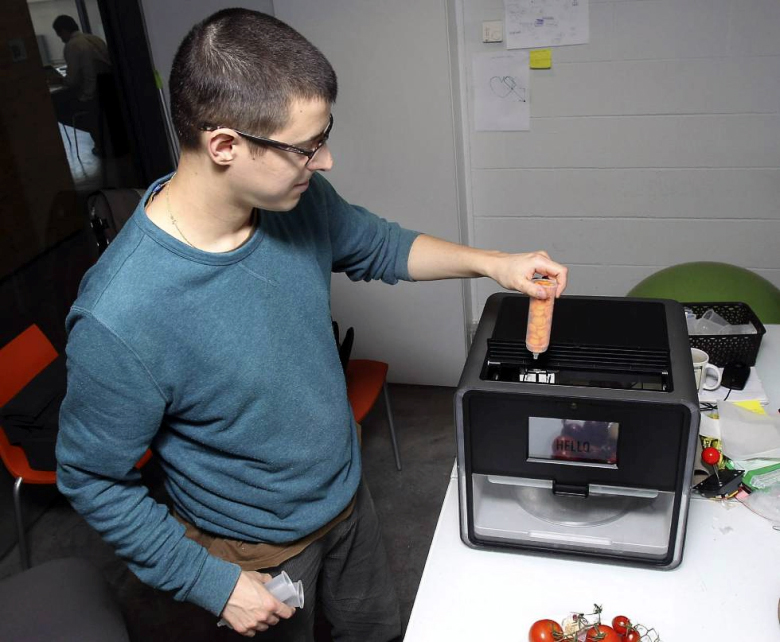 Капсулы для принтера Foodini можно заряжать свежеприготовленными компонентами (фото: economia.elpais.com).
