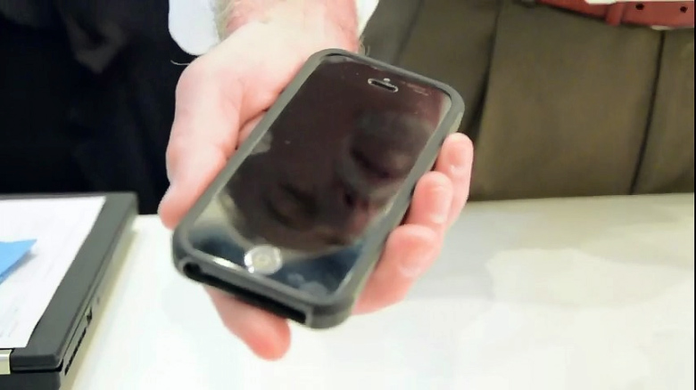 Сапфировое покрытие превратит экран смартфона в зеркало (фото: engadget.com).