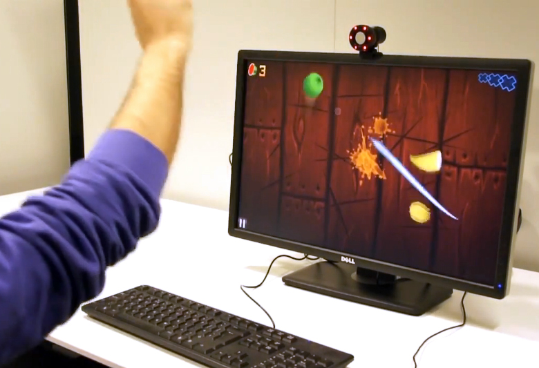 Жестовое управление на примере игры Fruit Ninja (фото: Microsoft).