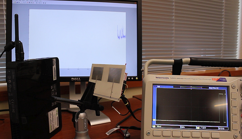 Слева направо: точка доступа Wi-Fi, модулятор (питается от энергии радиоволн) и осцилограф для измерения колебаний уровня сигнала Wi-Fi (фото: washington.edu).