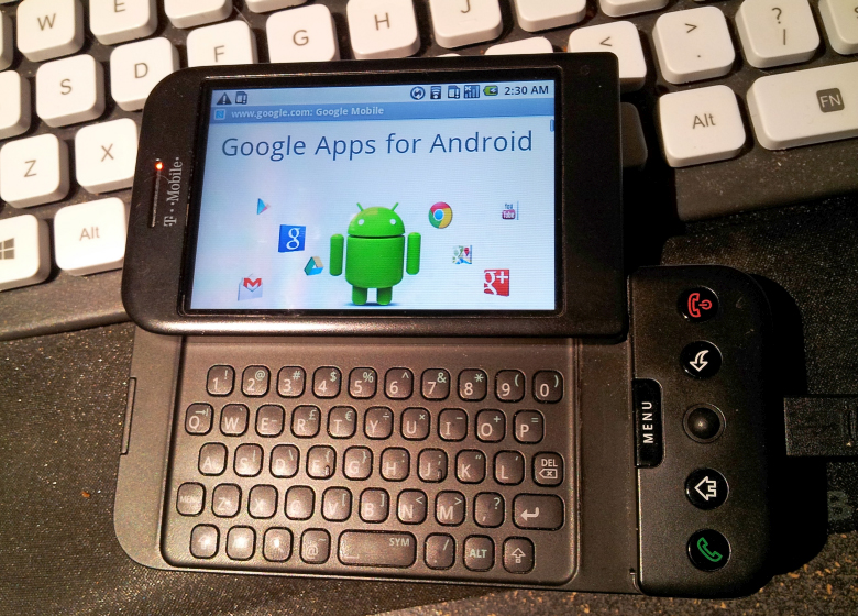 HTC Dream - первый смартфон с ОС Android и физической клавиатурой (фото: gadgantis.com).