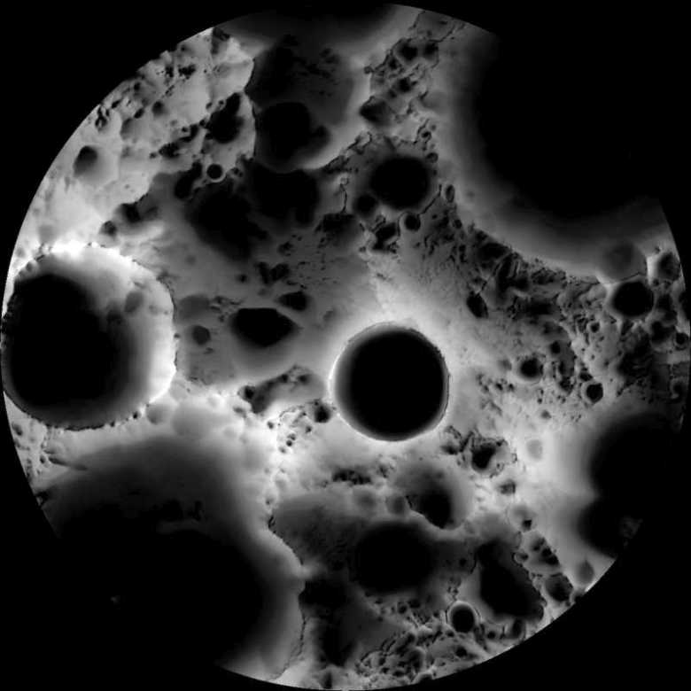 Карта освещённости Луны за полгода. В середине кадра расположен кратер Шэклтон. Южный полюс находится на левой части его ярко освещённого вала (фото: lroc.sese.asu.edu).