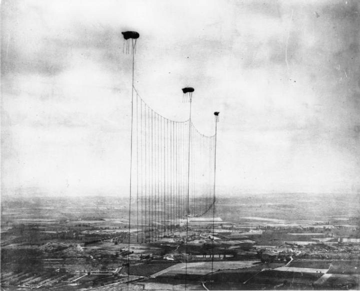 Британские аэростаты заграждения над Лондоном, снимок сделан между 1915 и 1918 годом.