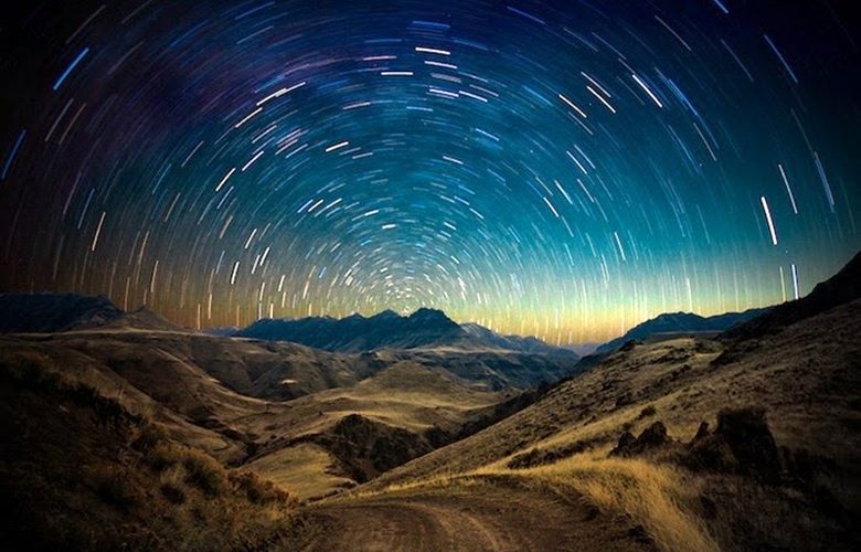 Съёмка ночного неба иллюстрирует вращение Земли (фото: Ben Canales). 
