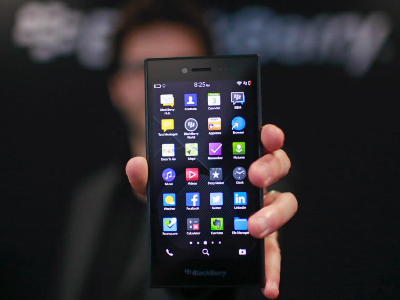 Смартфон BlackBerry Leap (фото: Pau Barrena/Bloomberg).