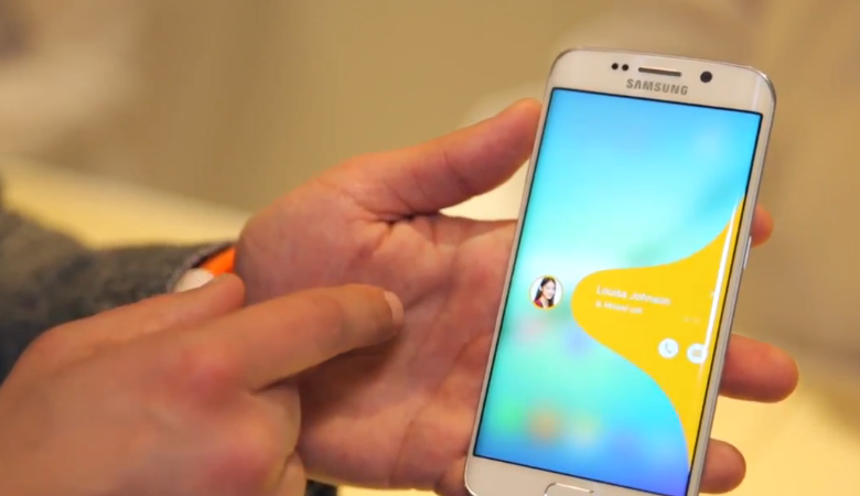 Samsung Galaxy S6 Edge - использование торцевой части экрана для быстрого вызова назначенного контакта (фото: curved.de).