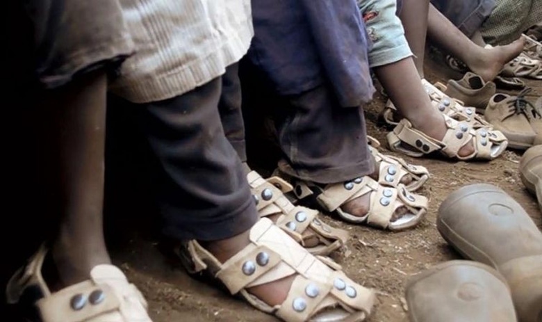 Обувь для бедных стран, растущая вместе с ногой ребенка