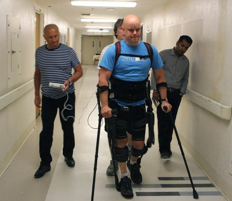 Полностью парализованный пациент Марк Поллок ходит с помощью бионического экзоскелета (фото: ucla.edu).