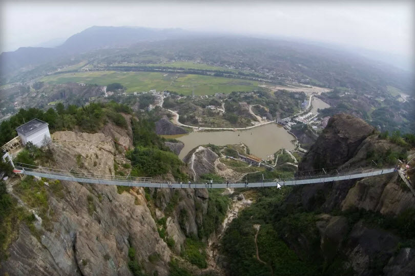 В Китае появился самый длинный стеклянный мост в мире