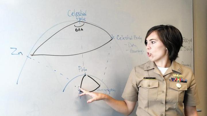 Лейтенант Кристина Хирш обучает курсантов  Военно-морской академии навигации по звездам…