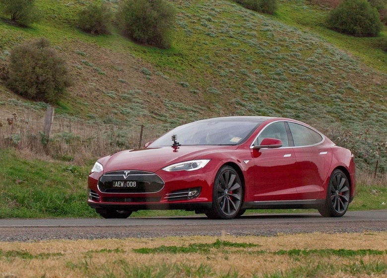 Tesla с автопилотом