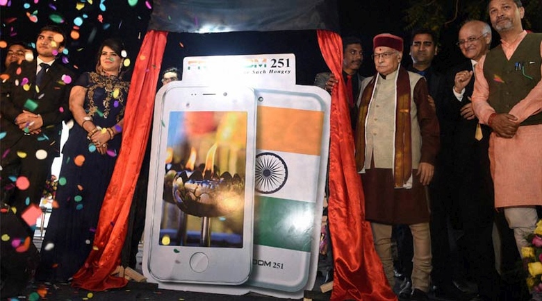 Презентация смартфона Freedom 251 с участием  политиков Индии (фото: PTI).