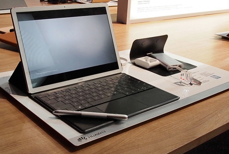 Huawei MateBook с клавиатурой, док-станцией и стилусом (фото: gsmarena.com).