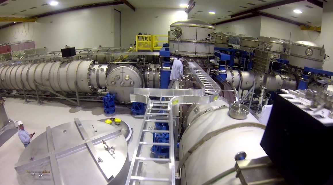 Внутри LIGO на этапе конструкции (фото: MIT).
