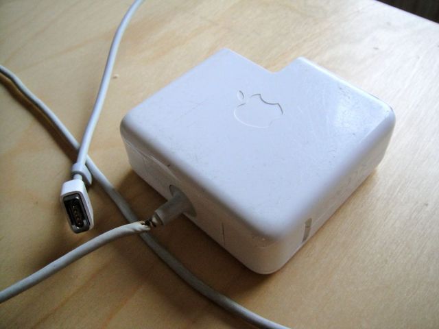 Сломался кабель MacBook