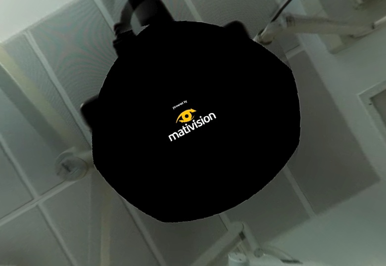 Логотип компании демонстрируется при попытке повернуться лицом к камере.