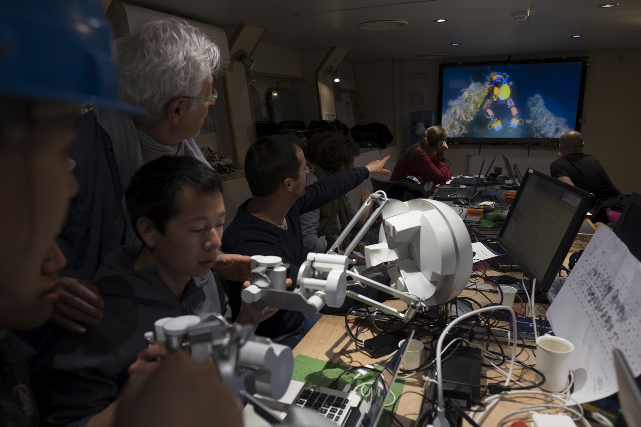 OceanOne's fine movements were controlled from 100 meters above the seafloor, via haptic feedback joysticks.