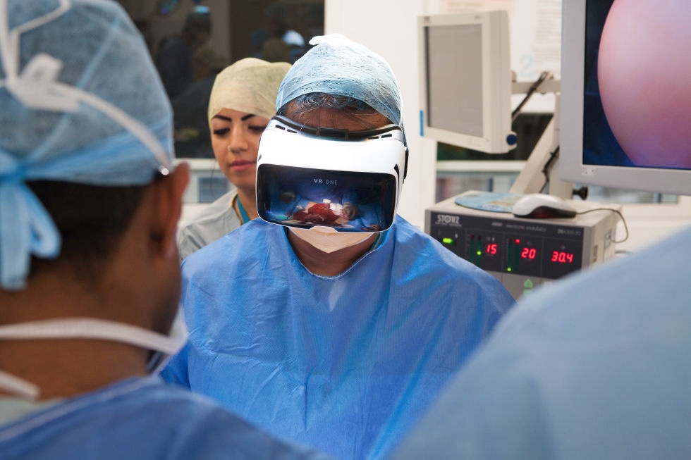 Хирургическая операция с VR-трансляцией (изображение: Medical Realities).