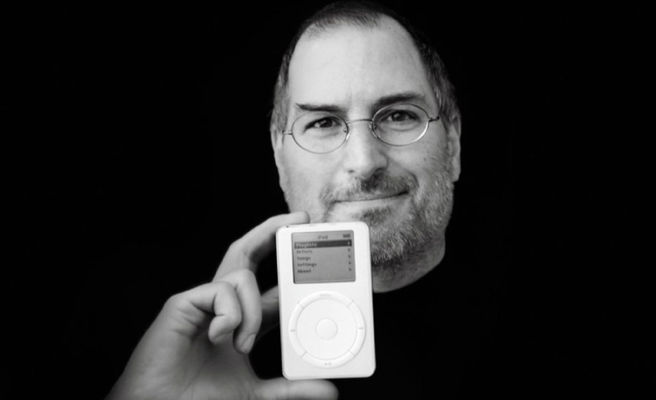 Стив Джобс не изобрёл ни мпеги, ни цифровой плеер. Но он сумел уговорить директоров крупнейших звукоиздательских компаний издать значительную часть принадлежащей им музыки в цифровых файлах. И тем самым открыл легальный рынок скачиваемой музыки.