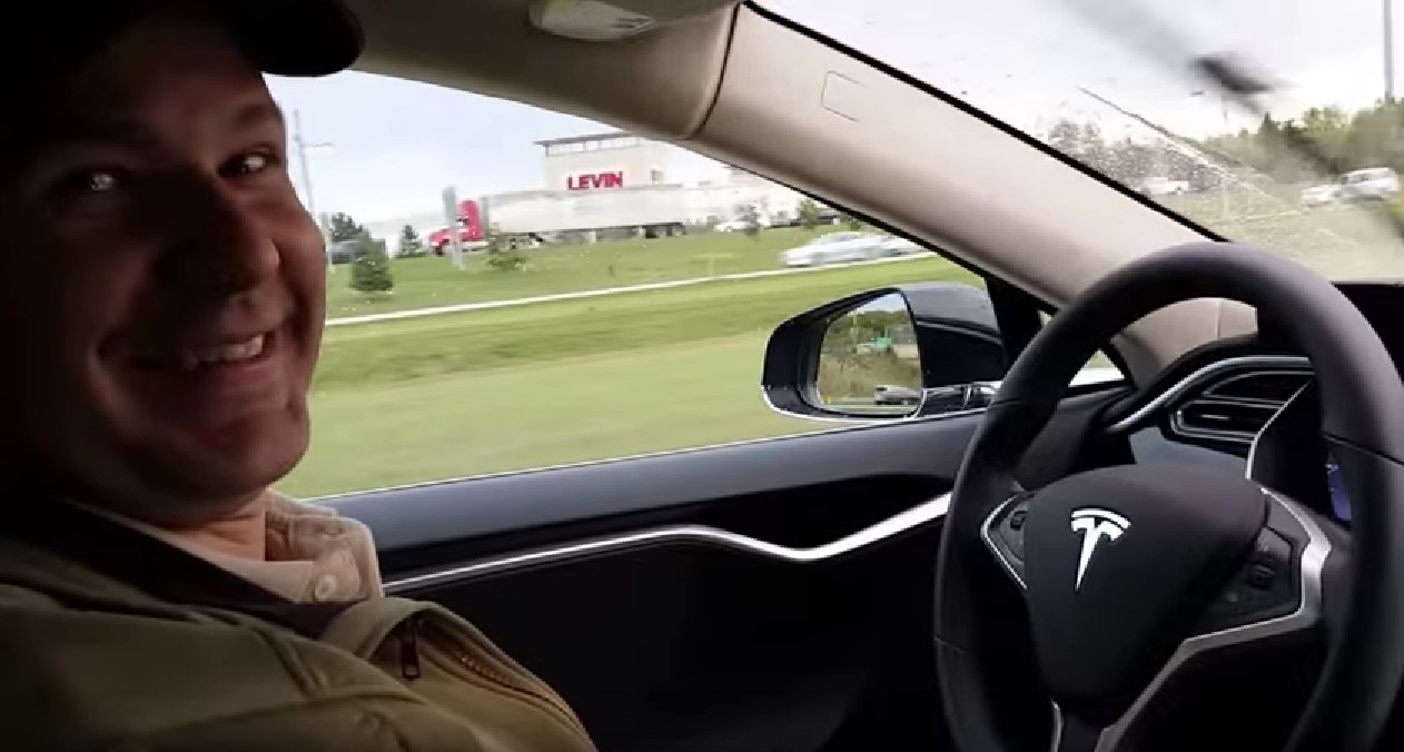 Джошуа Браун за рулём своего Model S. Ведёт автопилот.