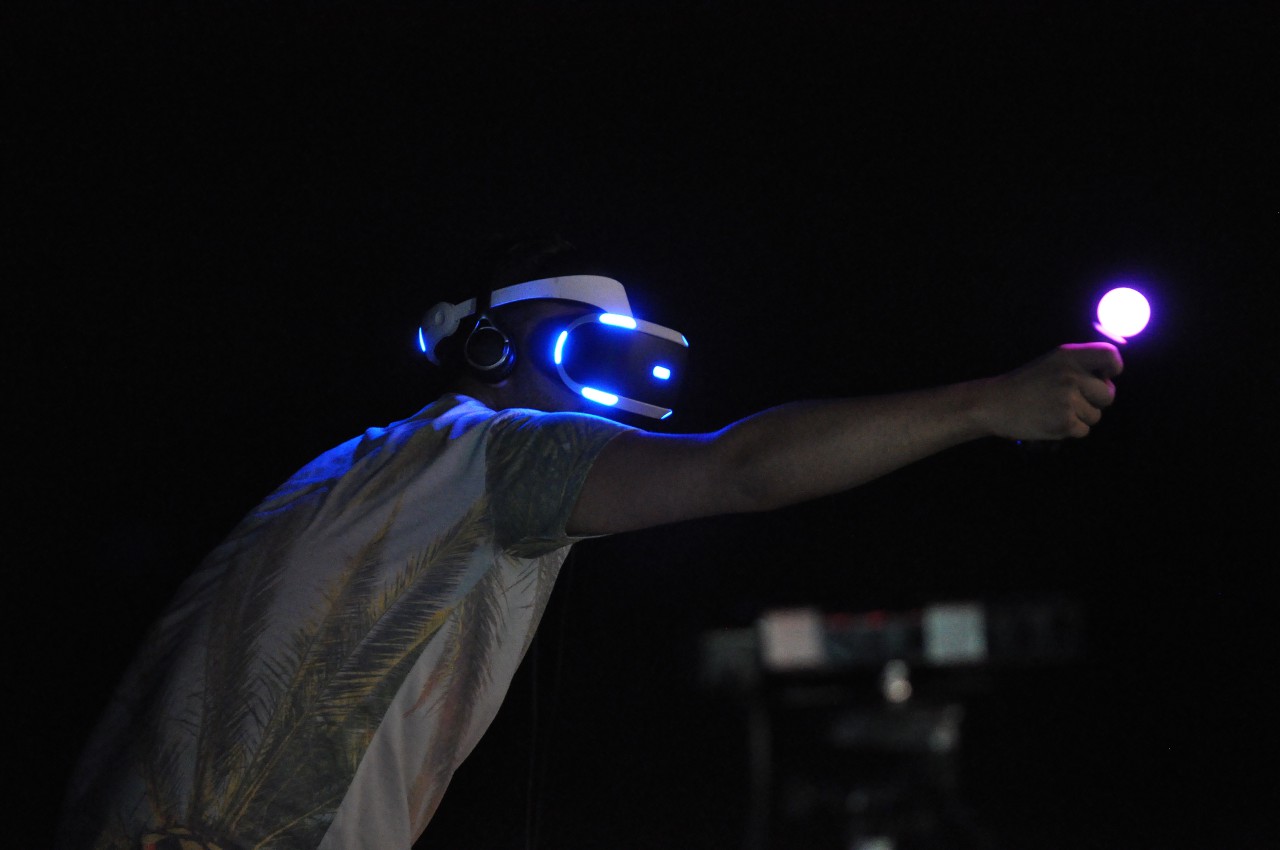 Дороговизна полноценных VR-шлемов (Oculus Rift, HTC Vive) пока сместила виртуальную реальность в игровые клубы и интернет-кафе: по крайней мере в Китае это уже бесспорная тенденция. Переломить её может Sony. Дешёвый, работающий в паре с игровой приставкой, её VR-шлем Morpheus может стать первым достаточно дешёвым продуктом в своём классе.