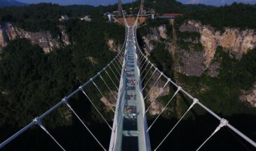 В Китае открыли самый длинный стеклянный и пешеходный мост в мире