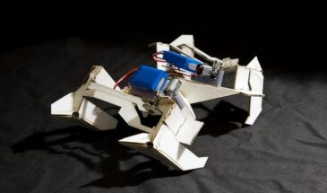 Робот-оригами собирает себя сам и уходит прочь