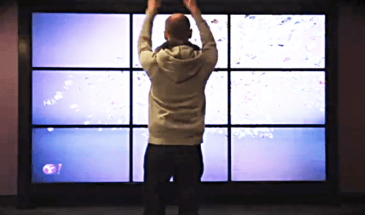 Злой двойник Kinect предназначен для уличной рекламы, которая следит за людьми