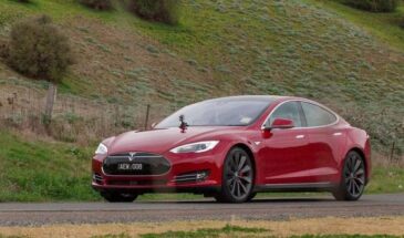 Автопилот Tesla водит как подросток