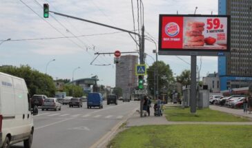 Реклама Burger King в Москве подстраивается под погоду