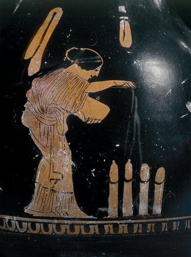 Женщина, посыпающая фаллосы. Краснофигурная пелика.440-430 г.г. до н.э., Аттика.