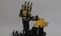 Протез руки из конструктора Lego обладает 12 степенями свободы