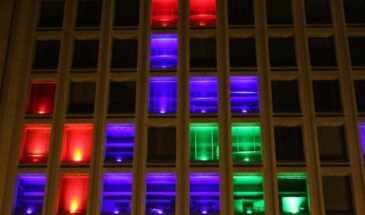 Студенты из MIT играют в Tetris в окнах дома — теперь с цветом!