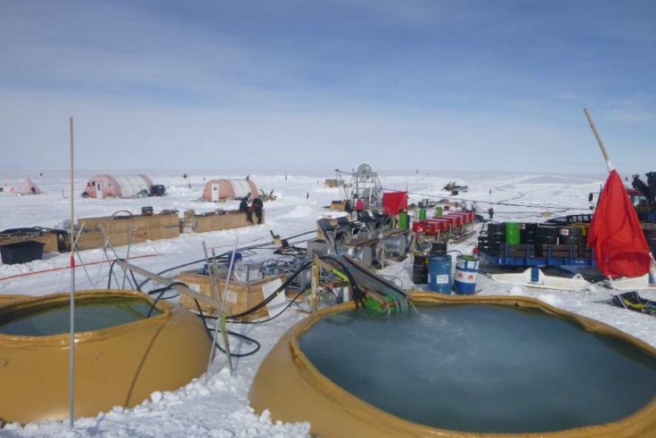 Группа ученых «пробурила» скважину в Антарктиде при помощи горячей воды