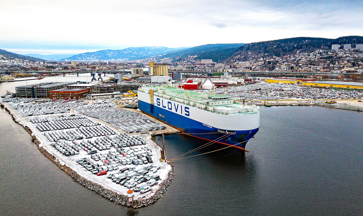 Судно Glovis Courage отвезёт 780 автомобилей Tesla из Зебрюгге в Норвегию