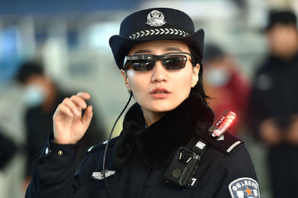 смарт-очки для полицейских.