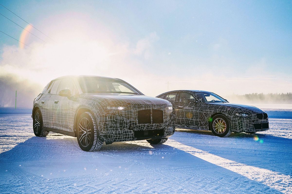 На фото: BMW iNext и i4 проходят зимние испытания в Арьеплуге, Швеция