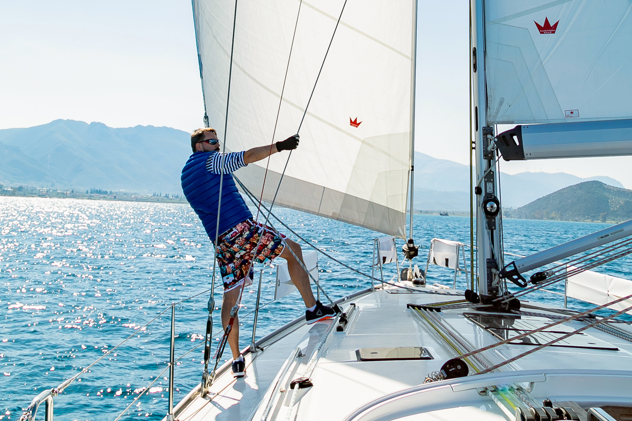 Управляем парусами. Яхта под парусом. Строение яхты парусной. Управляем парусами. За штурвалом яхты.