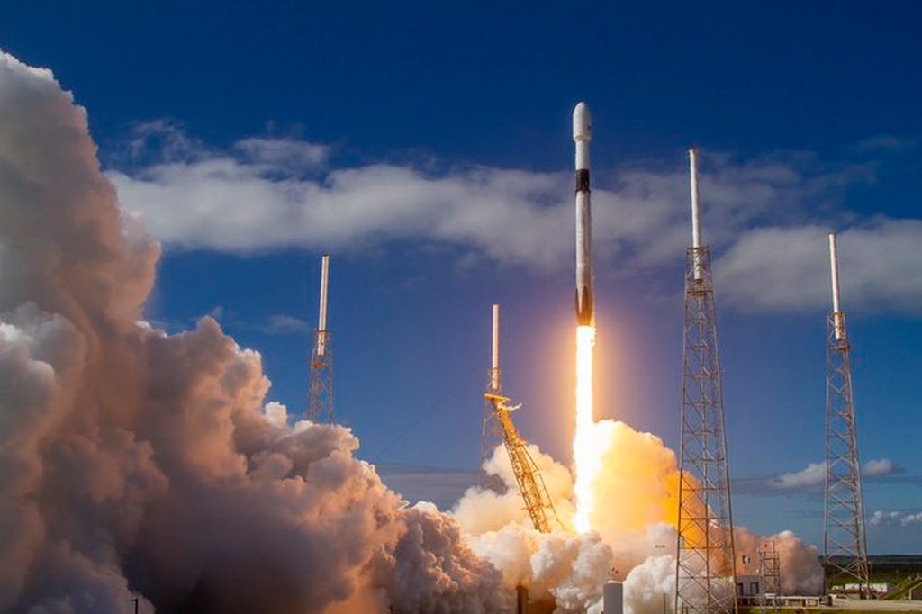 SpaceX запустила на орбиту еще 60 спутников 