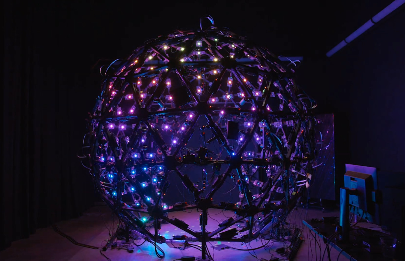LED-сфера размером с комнату создает виртуальные 3D-модели людей 