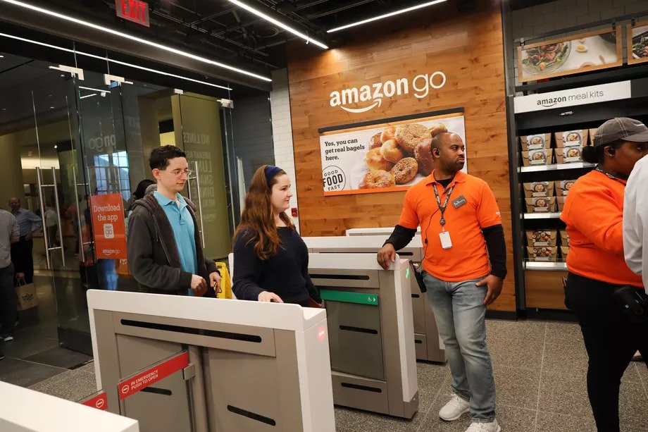 Amazon придумал еще более прорывной способ оплаты — просто отсканировать ваши руки на входе. 
