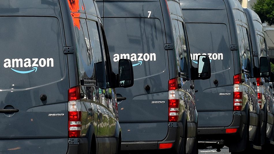 Водитель доставки Amazon мочится в бутылку прямо в грузовике