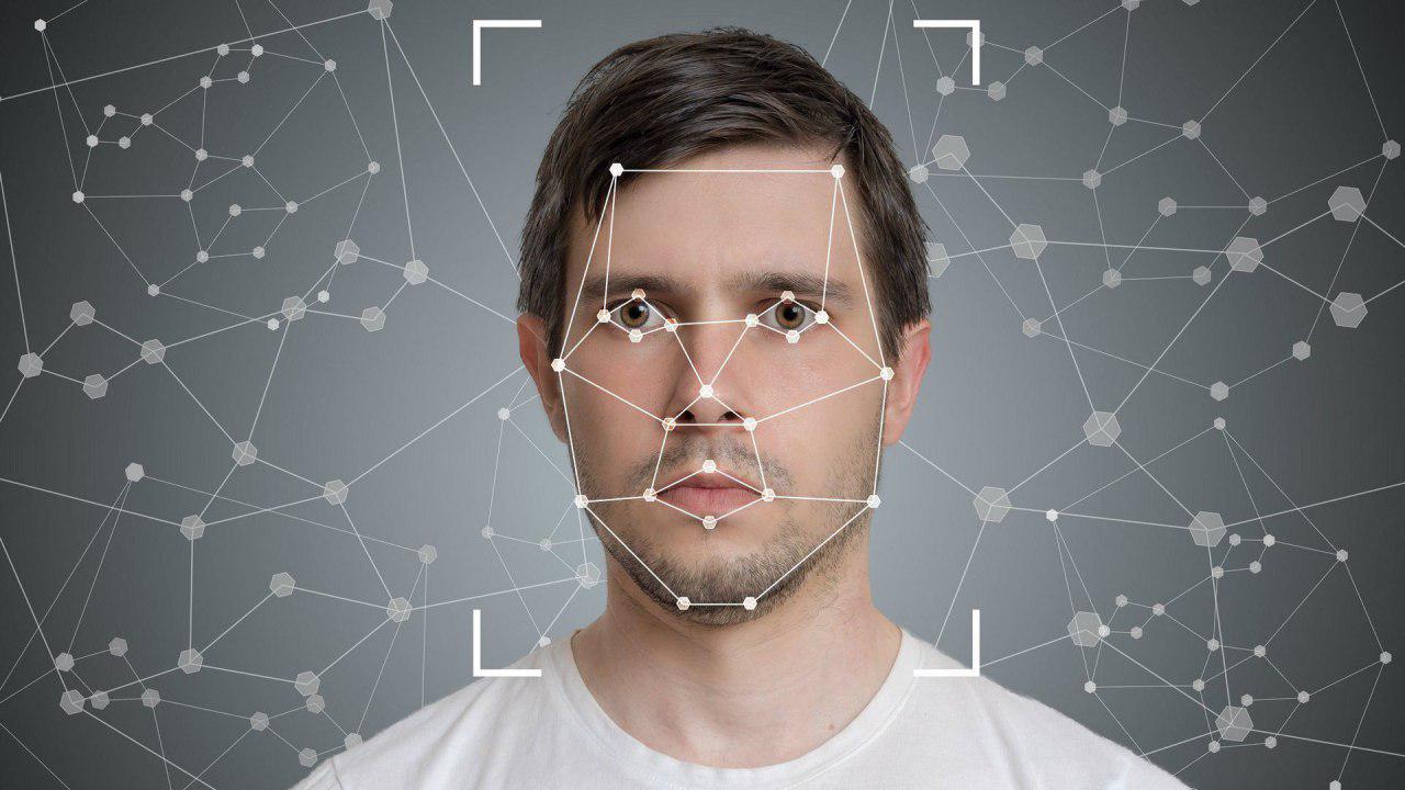 Исследователи обхитрили систему распознавания лиц с помощью «пугающей» маски