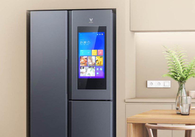 Распашной холодильник с полноценным огромным планшетом, встроенным в одну из створок устройства.