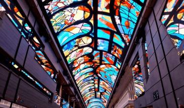 Компания Samsung построила 93-метровый изогнутый дисплей на потолке лайнера